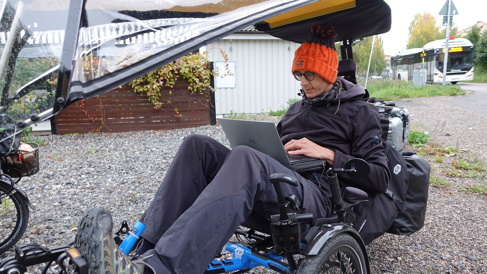 trike-rider-multitasking-computer